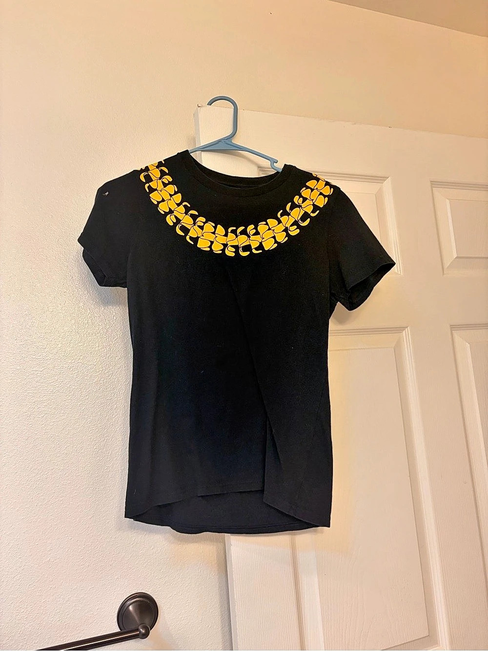 Graphic Short Sleeve Tee in Black & Yellow Like New